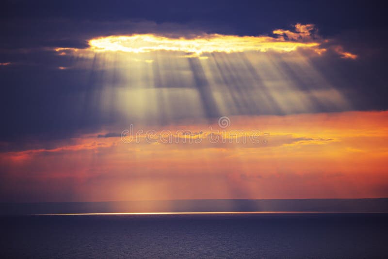 Raios do brilho da luz na água imagens de stock royalty free Raios do brilho da luz na água imagens de stock royalty free
