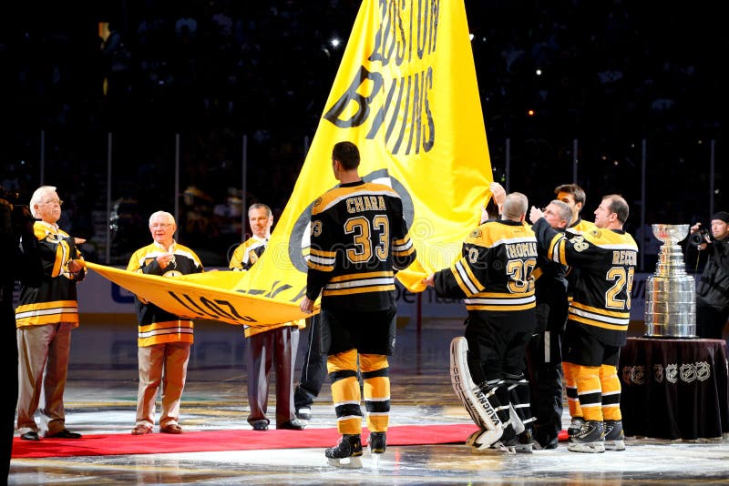 NHL: Bruins raise banner for 2011 Stanley Cup title