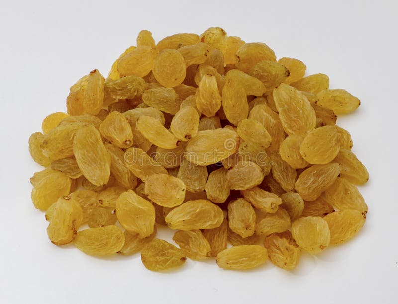 Raisins d'or sur fond blanc isolé images stock