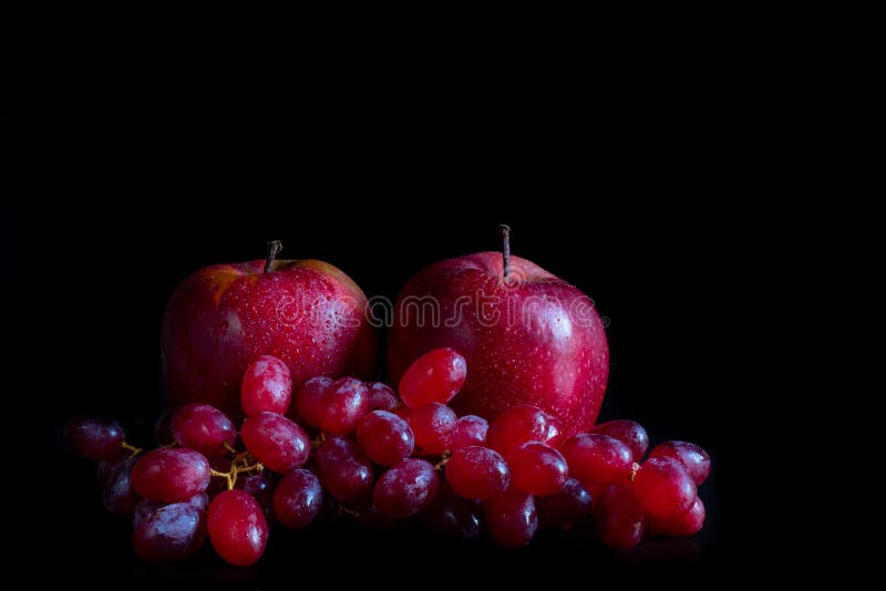 Raisins Rouges Et Pommes Rouges Moody Fruit Image stock Image du