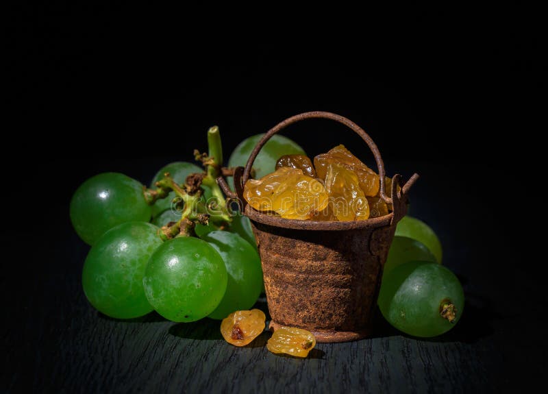 Raisins secs dans un petit seau, raisins sur un fond foncé image libre de droits Raisins secs dans un petit seau, raisins sur un fond foncé image libre de droits