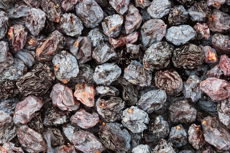 Raisins Secs Secs Dans La Cuvette En Bois Sur Le Fond De Marbre Blanc