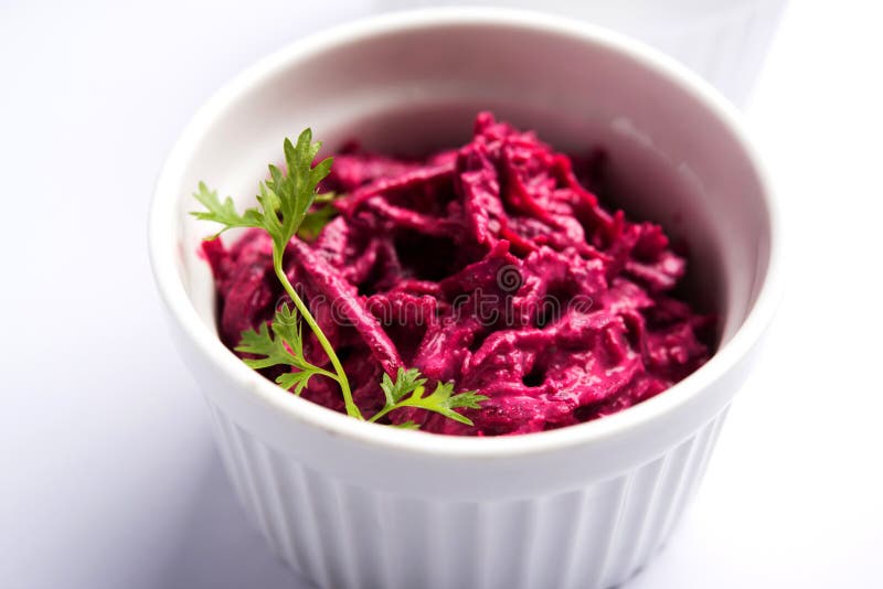 Raita das beterrabas ou salada ou koshimbir fotografia de stock