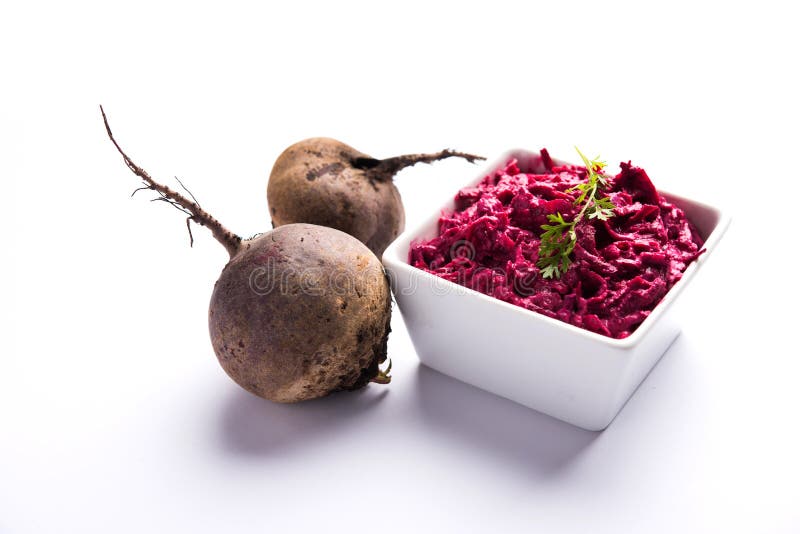 Raita das beterrabas ou salada ou koshimbir fotografia de stock