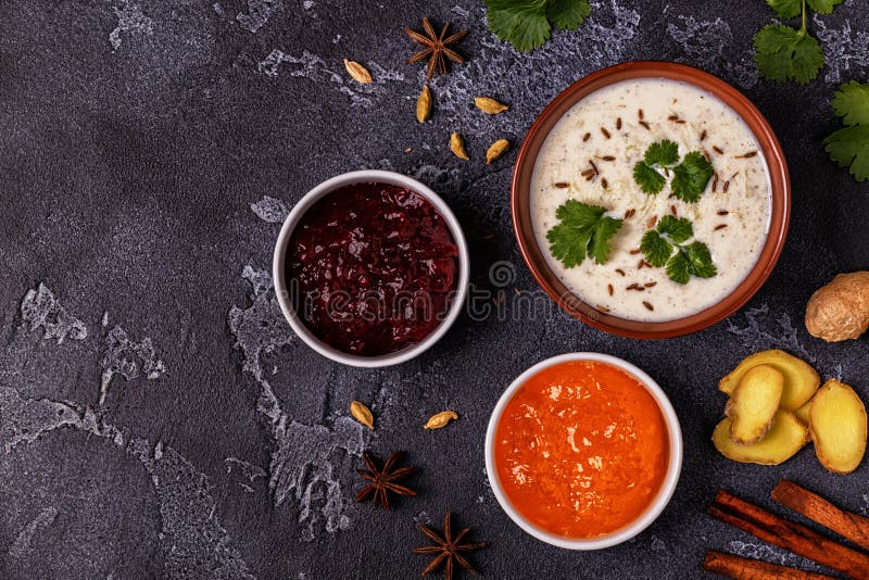 Raita indiano tradizionale con il cetriolo, il cumino, il coriandolo e CHU fotografia stock Raita indiano tradizionale con il cetriolo, il cumino, il coriandolo e CHU fotografia stock