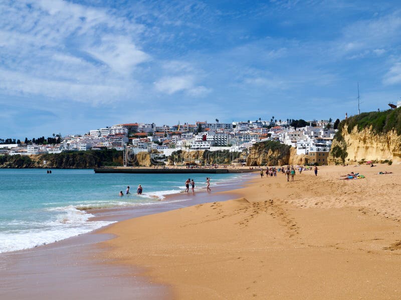 Raj plaża z widokiem na Albufeira mieście w Portugalia obraz stock Raj plaża z widokiem na Albufeira mieście w Portugalia obraz stock