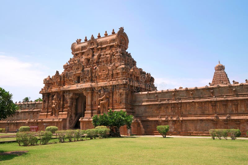 Rajarajan Tiruvasal和保护的墙壁， Brihadisvara寺庙， Tanjore，泰米尔纳德邦 从东部的Vew