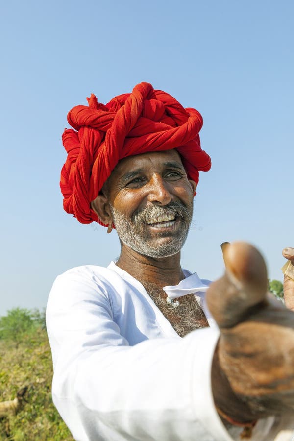 Rajasthani plemienny mężczyzna jest ubranym tradycyjnego kolorowego turban fotografia royalty free Rajasthani plemienny mężczyzna jest ubranym tradycyjnego kolorowego turban fotografia royalty free