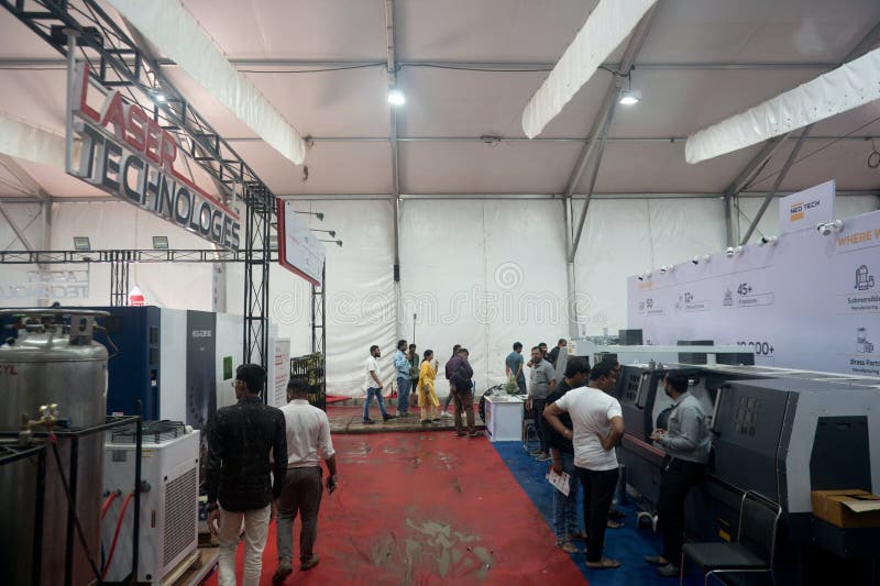 Rajkot, Gujarat, India. 27th September, 2024. A lengthy perspective of the pedestrian area lined with stalls, Rajkot Machine Tools Show 2024. Credit: Nasirkhan Davi/Alamy Live News