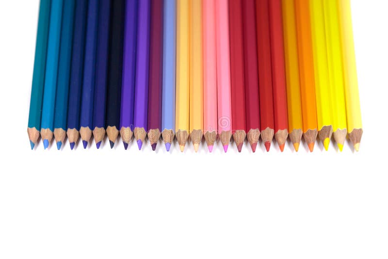 Rak linje av färgblyertspennor för ungar som isoleras på ren vit B arkivbild Rak linje av färgblyertspennor för ungar som isoleras på ren vit B arkivbild