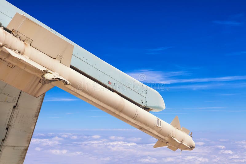 Raketmissil av jaktflygplanflygplanet över blå himmel med moln Krig- eller invasionbegrepp royaltyfri bild Raketmissil av jaktflygplanflygplanet över blå himmel med moln Krig- eller invasionbegrepp royaltyfri bild