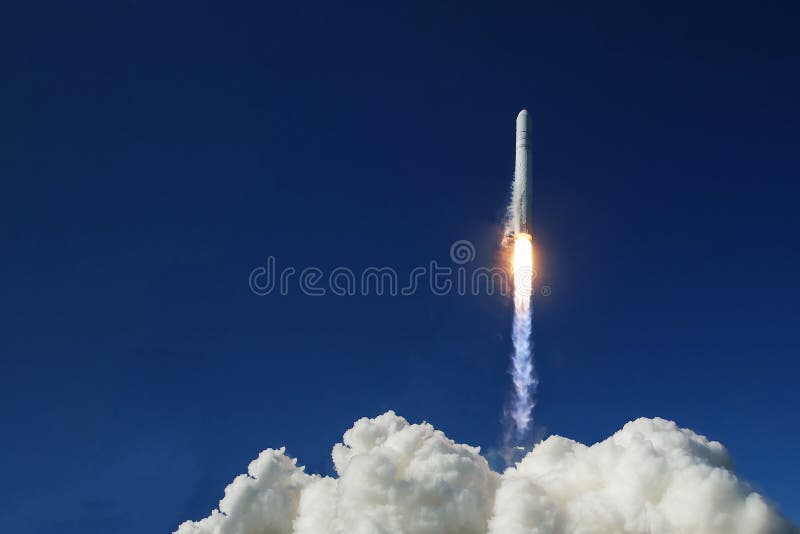 Raketuppskjutning i öppet utrymme. element i denna bild har tillförts genom nasa royaltyfria bilder
