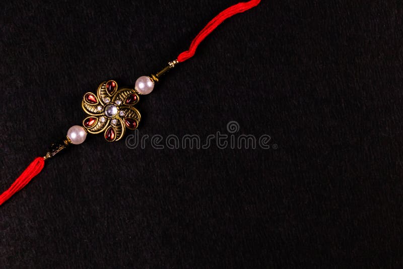 Raksha Bandhan Festival – vue étroite de Rakhi élégant, de bonbons, de boîte-cadeau bleu, et de notes indiennes de devise avec le image libre de droits Raksha Bandhan Festival – vue étroite de Rakhi élégant, de bonbons, de boîte-cadeau bleu, et de notes indiennes de devise avec le image libre de droits