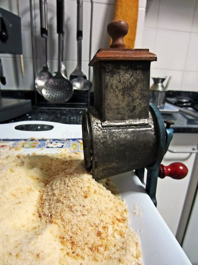 Ralador aluído do pão do vintage imagem de stock Ralador aluído do pão do vintage imagem de stock