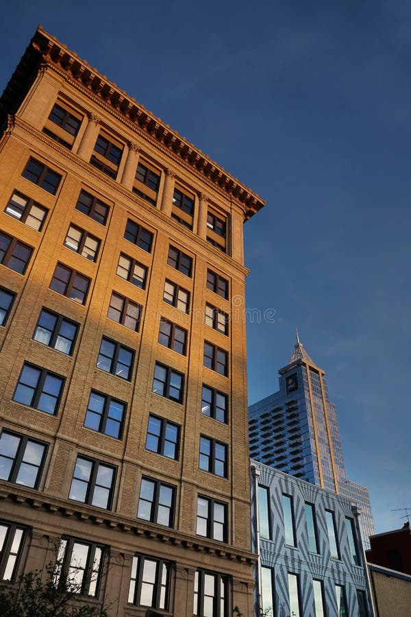 RALEIGH, NC/USA - 10-30-2018 : Les nouveaux et vieux bâtiments au crépuscule dans font photo stock RALEIGH, NC/USA - 10-30-2018 : Les nouveaux et vieux bâtiments au crépuscule dans font photo stock