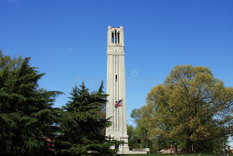 Raleigh Streetscape - campanile dell'università di Stato di NC fotografie stock libere da diritti Raleigh Streetscape - campanile dell'università di Stato di NC fotografie stock libere da diritti