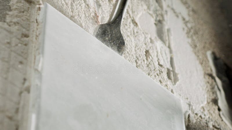 Ralenti d'un marteau rotatif brisant des carreaux en céramique plus d'un mur clips vidéos