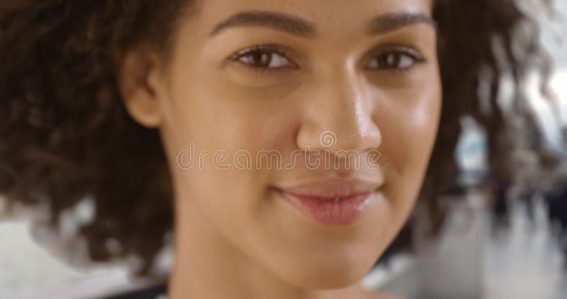 Ralenti d'une belle femme africaine en train de rire joyeusement près du pont de la tour banque de vidéos