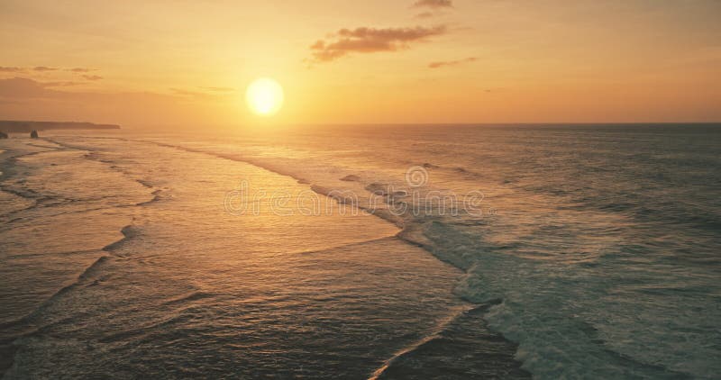 Ralenti les vagues de l'océan à la vue aérienne légère d'ensemble du soleil Paysage marin vallonné de temporarisation au paradis