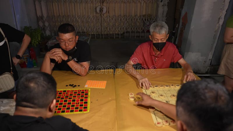Ralentir le mouvement et voir les gens jouer à l'échiquier traditionnel chinois banque de vidéos