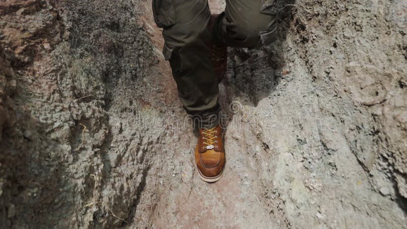 Ralentir les jambes des jeunes randonneurs marchant sur le sentier de la roche