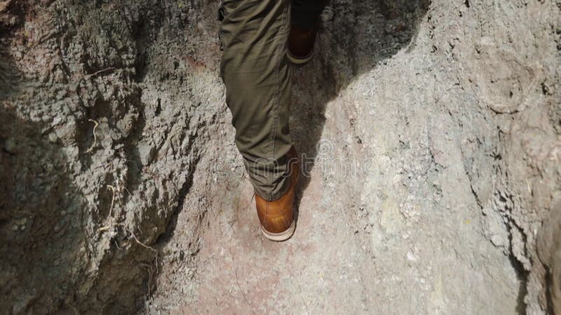 Ralentir les jambes des jeunes randonneurs marchant sur le sentier de la roche