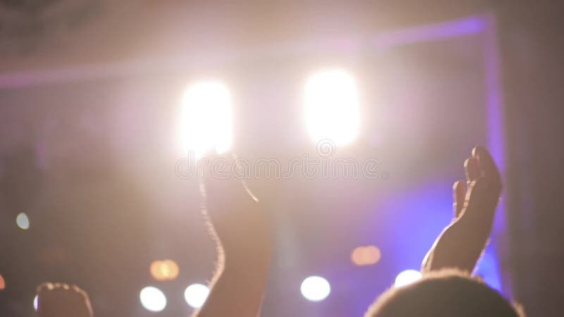 Rallentamento : l'uomo che festeggia e applaude al concerto rock si chiude