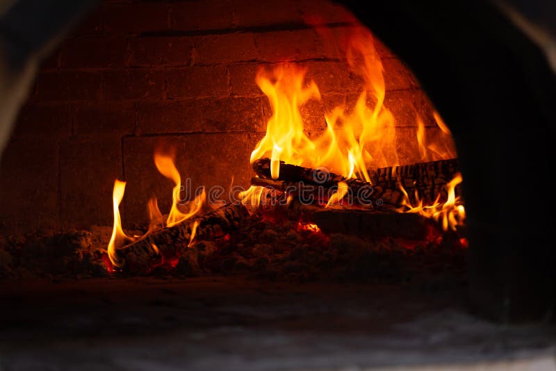 Rallentamento, pizza piccola, pasticcini, camini di legno, forno in mattoni, legno licenziato, legno in fiamme fotografia stock Rallentamento, pizza piccola, pasticcini, camini di legno, forno in mattoni, legno licenziato, legno in fiamme fotografia stock