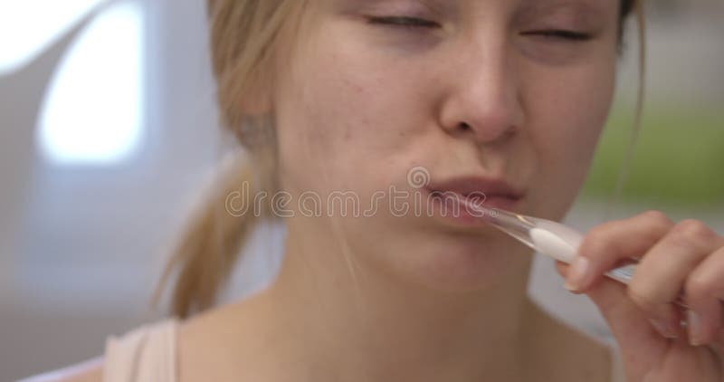 Donna che strizza dentifricio dal tubo allo spazzolino vicino al lavandino  in bagno, primo piano Foto stock - Alamy