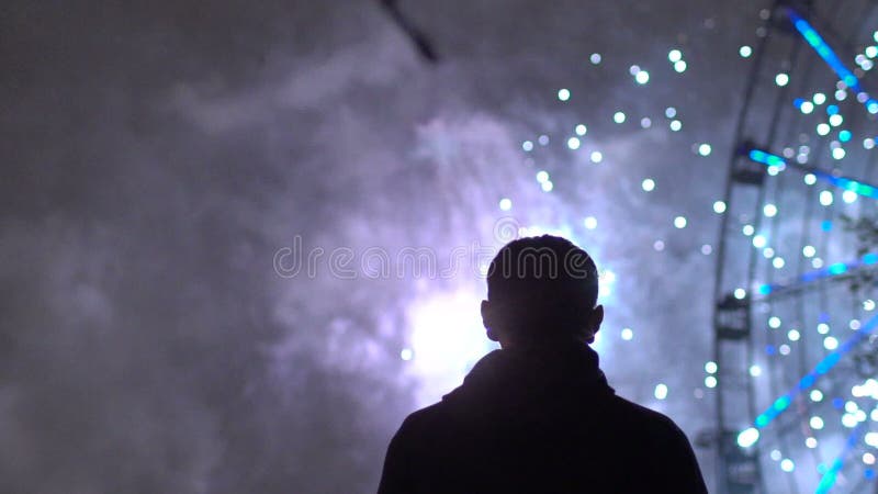 Rallentatore della siluetta del primo piano dei fuochi d'artificio di sorveglianza dell'uomo solo sulla celebrazione del nuovo an