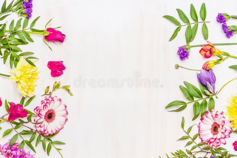 Ram från en variation av vårsommarblommor, utrymme för text arkivfoton Ram från en variation av vårsommarblommor, utrymme för text arkivfoton