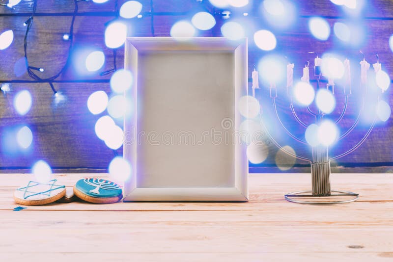 ram med traditionella hanukkah för kopieringsutrymme menoror och kakor med blåa ljus för bokeh arkivfoton ram med traditionella hanukkah för kopieringsutrymme menoror och kakor med blåa ljus för bokeh arkivfoton