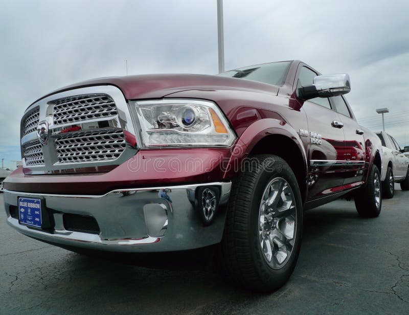 RAM1500 pickup för 2016 Dodge, rött mörker - royaltyfri bild RAM1500 pickup för 2016 Dodge, rött mörker - royaltyfri bild