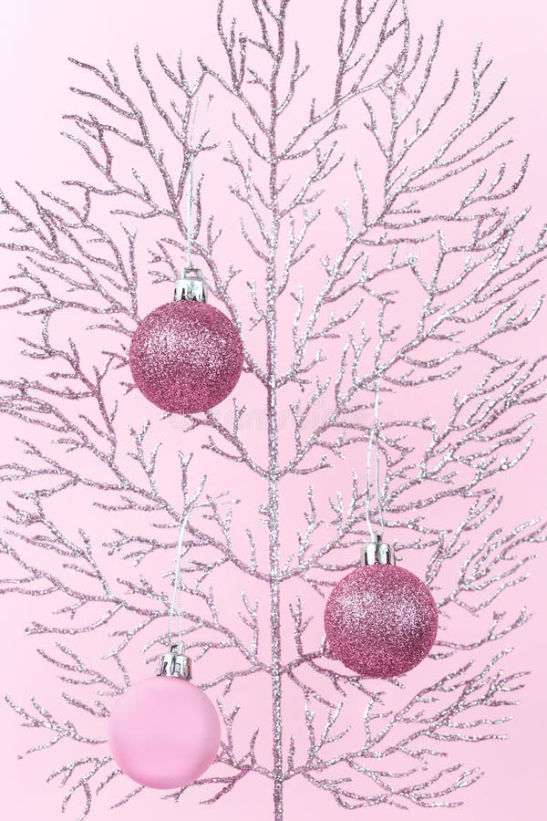 Rama brillante con monocromo rosado de las chucherías de la Navidad imágenes de archivo libres de regalías Rama brillante con monocromo rosado de las chucherías de la Navidad imágenes de archivo libres de regalías