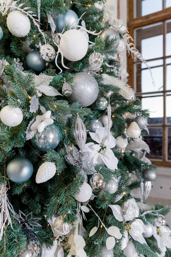 Rama De árbol De Navidad Decorada Con Bolas De Plata Y árbol De Diseño Con  Baudias Plateadas Y Luces En Festivo Imagen de archivo - Imagen de compras,  brillante: 202835619