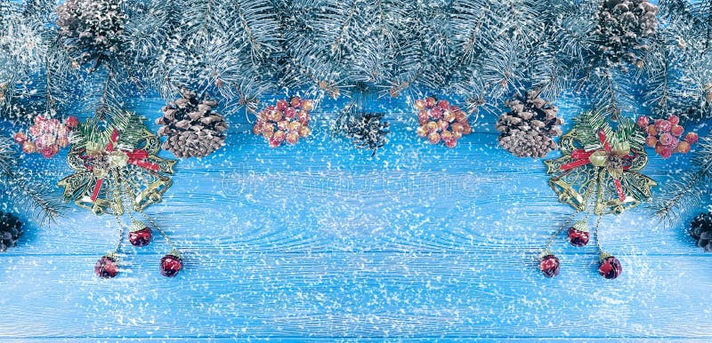Rama de árbol de navidad en un fondo de madera azul, decoración de la nieve fotografía de archivo libre de regalías Rama de árbol de navidad en un fondo de madera azul, decoración de la nieve fotografía de archivo libre de regalías