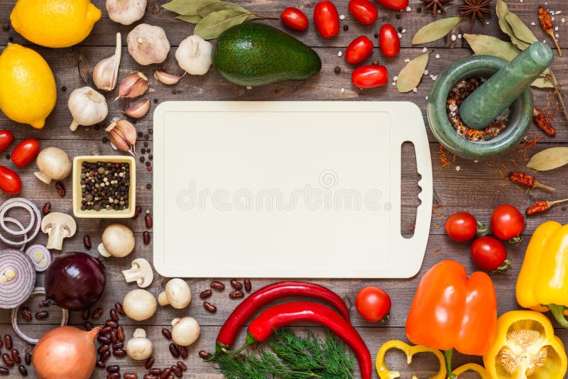 Rama różni świezi organicznie warzywa i pikantność na drewnianym stole Zdrowy naturalny karmowy tło z kopii przestrzenią zdjęcia stock Rama różni świezi organicznie warzywa i pikantność na drewnianym stole Zdrowy naturalny karmowy tło z kopii przestrzenią zdjęcia stock