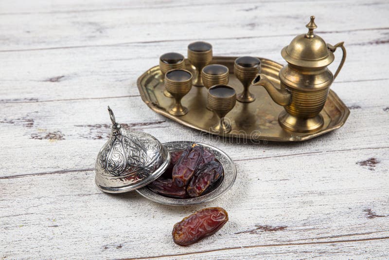 Ramadán termíny, voda v měď džbány a brýle a na bílém stůl.