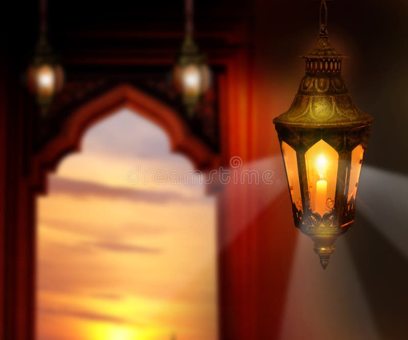 Ramadan Kareem-bakgrund Eid Mubarak, hälsande bakgrund med с färglös lanterna royaltyfria foton