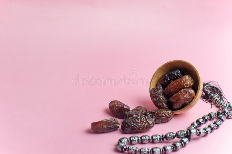 Ramadan Kareem Festival data p? bunken med radbandet p? rosa bakgrund fotografering för bildbyråer Ramadan Kareem Festival data p? bunken med radbandet p? rosa bakgrund fotografering för bildbyråer