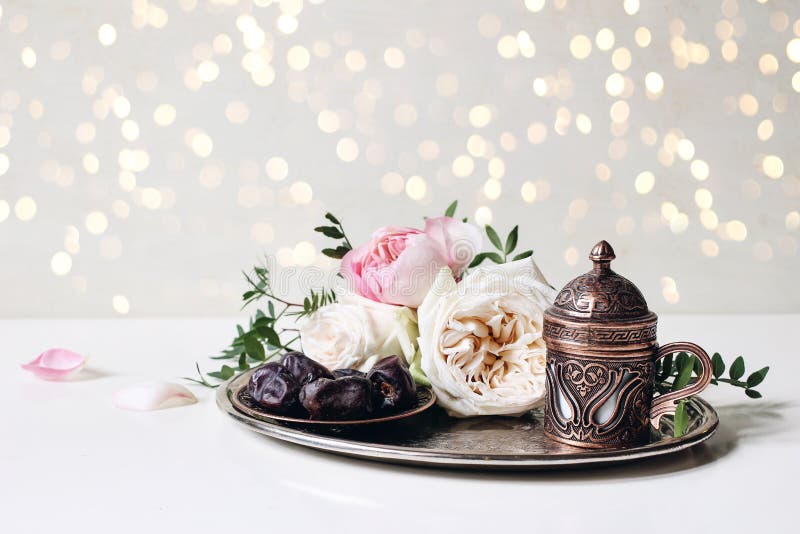 Ramadan Kareem h? lsningkort, inbjudan Iftar matst? lle Muslimskt baner f? r Eid ul Adha Plattan med datumfrukt, brons kaffe fotografering för bildbyråer