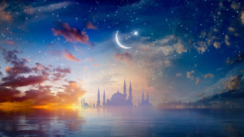Ramadan Kareem religiös bakgrund med moskékonturer reflekterade i det fridfulla havet arkivbild