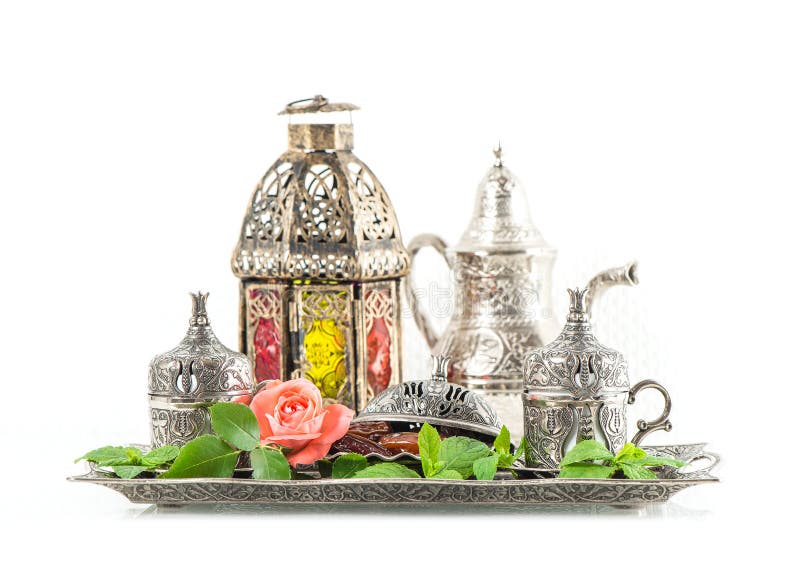 Ramadan kareem Withdates för inställning för tetabell, mintkaramellsidor och ros arkivfoto