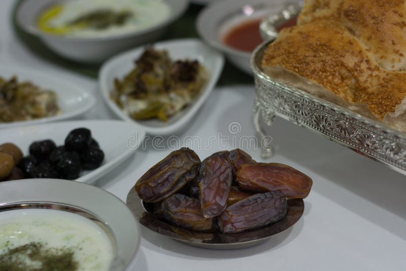 Ramadan-Lebensmittel und betende Frau stockfotos Ramadan-Lebensmittel und betende Frau stockfotos