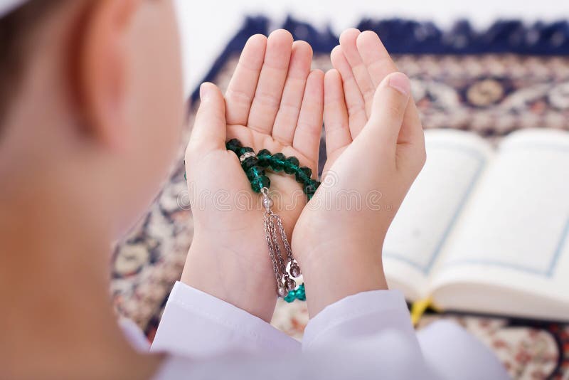 Ramadan Portrait - petit enfant de musulmans faisant le duaa (priant à tous images libres de droits