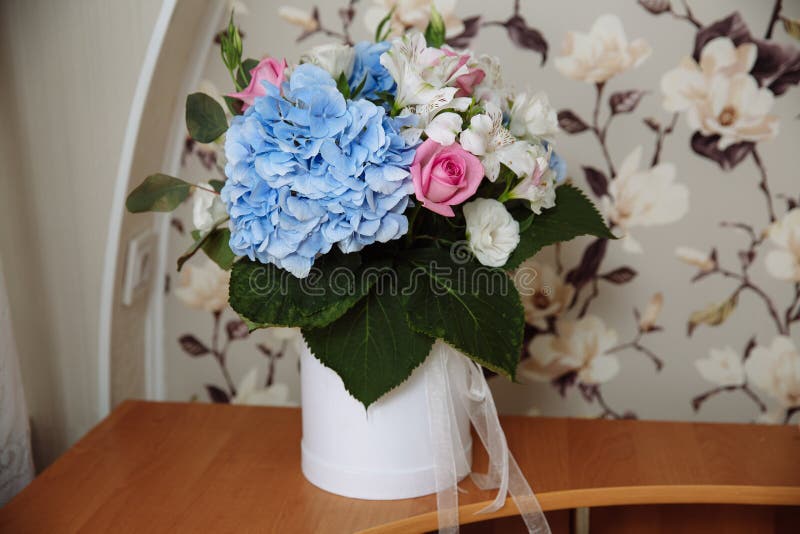 Ramalhete bonito das flores na caixa redonda fotografia de stock Ramalhete bonito das flores na caixa redonda fotografia de stock