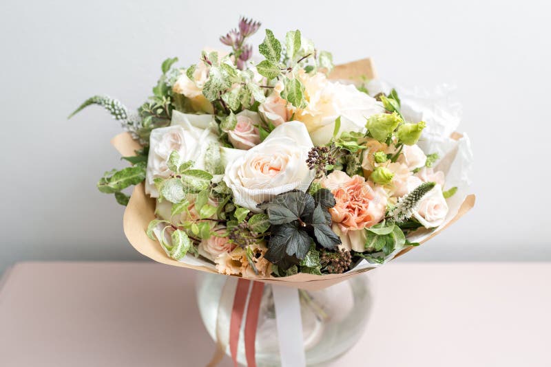 Ramalhete claro bonito com rosas do jardim e as flores misturadas na tabela cor-de-rosa fotos de stock Ramalhete claro bonito com rosas do jardim e as flores misturadas na tabela cor-de-rosa fotos de stock