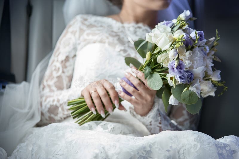 Ramalhete Das Flores Do Astromelia Branco E Lilás Foto de Stock - Imagem de  romance, casado: 95662114