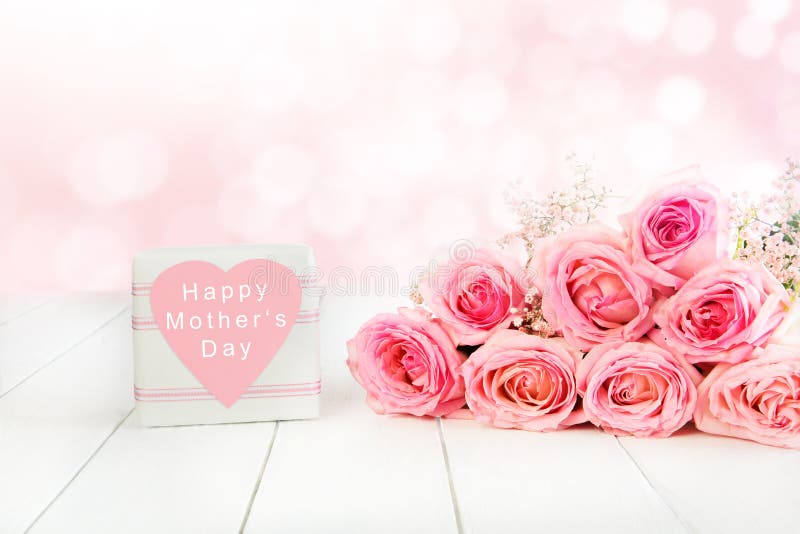 Ramalhete de Rosa no rosa para o dia de mãe com caixa de presente fotos de stock Ramalhete de Rosa no rosa para o dia de mãe com caixa de presente fotos de stock