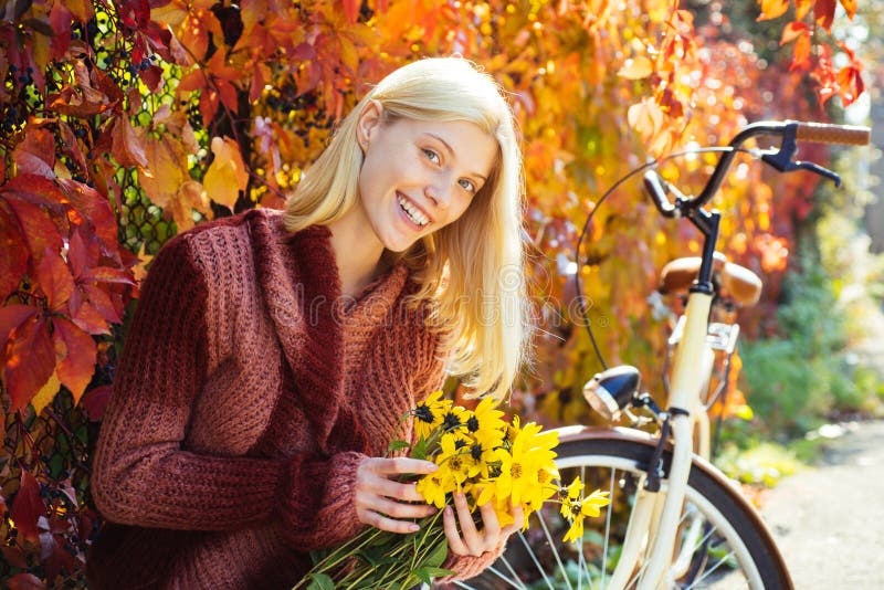 Ramalhete do outono Outono morno Menina com bicicleta e flores Jardim do outono da bicicleta da mulher Lazer e estilo de vida ati fotos de stock royalty free Ramalhete do outono Outono morno Menina com bicicleta e flores Jardim do outono da bicicleta da mulher Lazer e estilo de vida ati fotos de stock royalty free